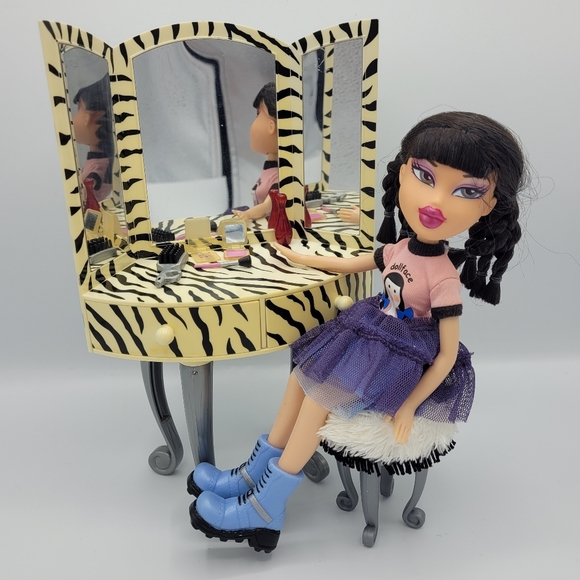 Bratz 2003 VANITY SANITY with Jade Doll Funky Fashion Furniture Zebra Fur Chair